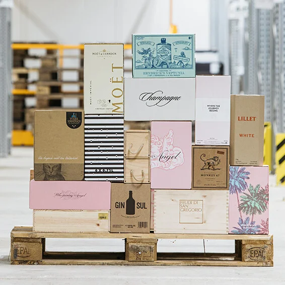 Bild zeigt die Sortimentsbreite von Pachmayr im Verbund Drinkport mit einer Pallette voller Getränkemarken