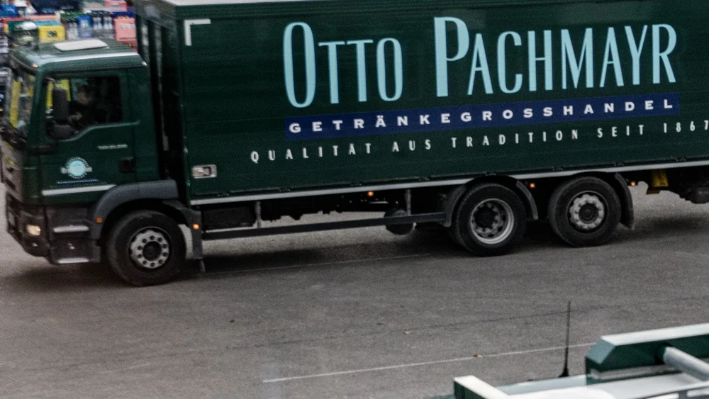Pachmayr LKWs warten im Hof in Oberhaching