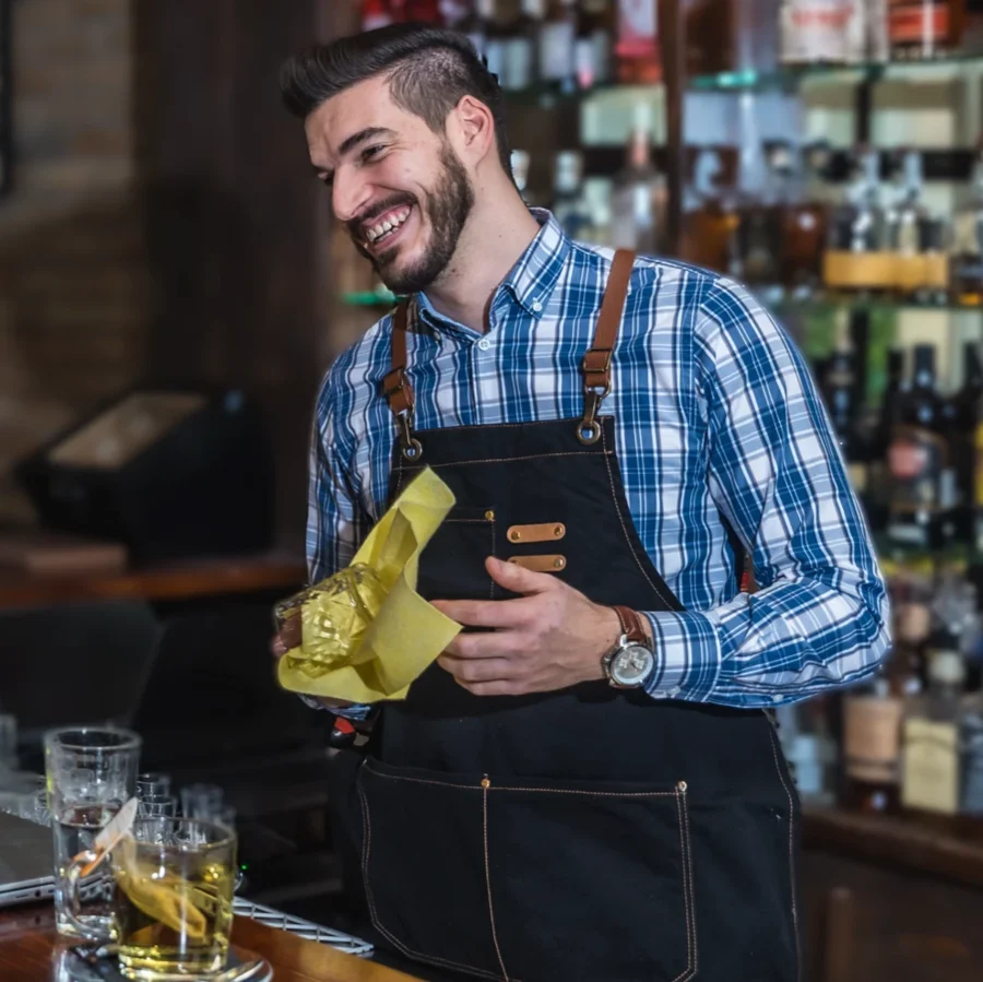 Gastronom lässt sich bei der Arbeit freundlich beraten | Pachmayr im Verbund Drinkport