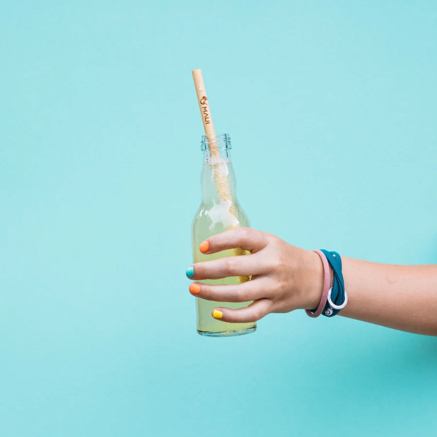 Hand hält eine Limonade in der Flasche mit Strohhalm | Pachmayr im Verbund Drinkport