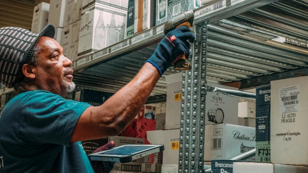 Ein Mitarbeiter scannt im Lager | Pachmayr im Verbund Drinkport