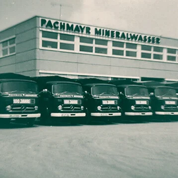 Pachmayr Neubau an der Triebstraße mit moderner LKW Flotte 1964 | Pachmayr