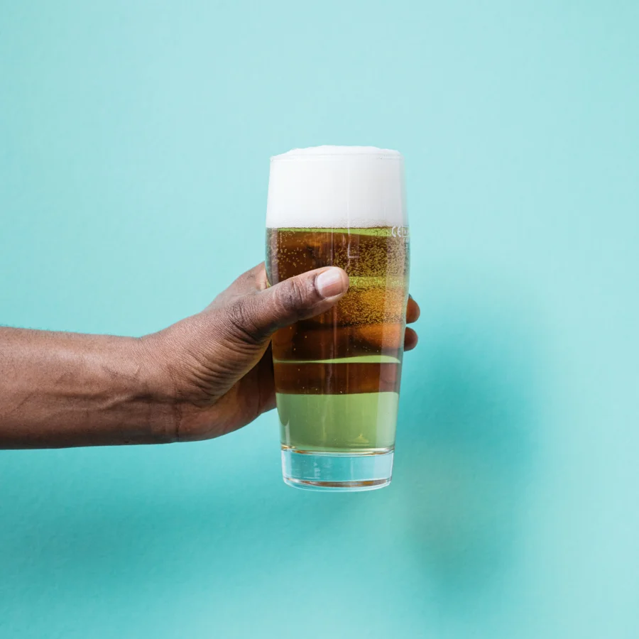 Hand hält ein Bierglas, gefüllt mit Bier aus dem Fass| Pachmayr im Verbund Drinkport