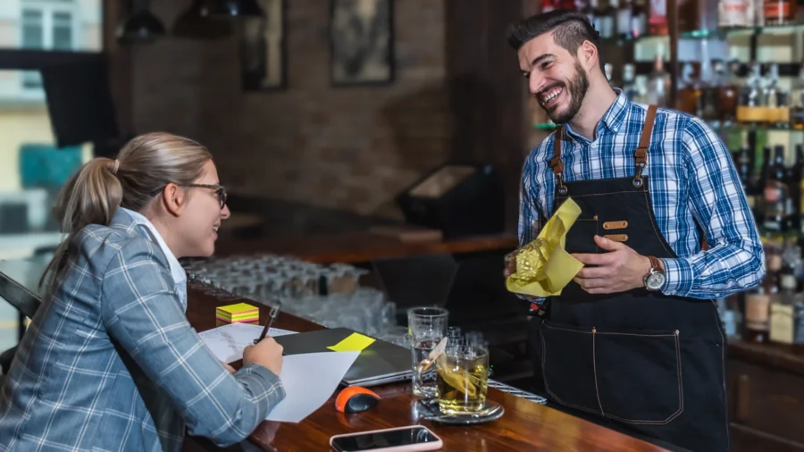 Gastronom lässt sich bei der Arbeit freundlich beraten | Pachmayr im Verbund Drinkport